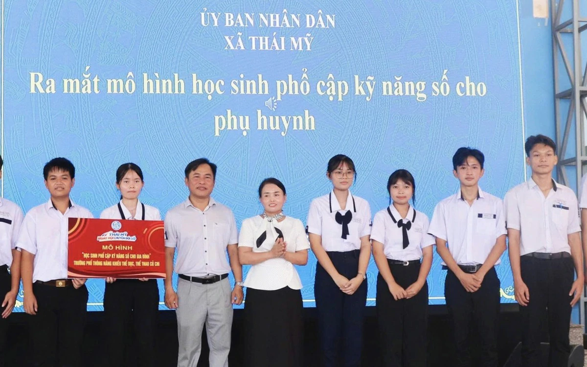Xã Thái Mỹ ra mắt mô hình học sinh phổ cập kỹ năng số cho phụ huynh