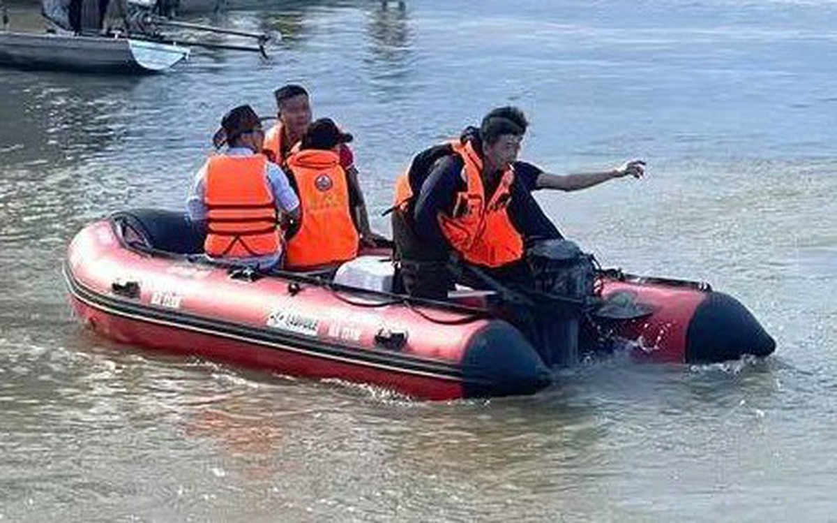 Mẹ già khóc ngất, 4 con ngóng tin cha mẹ mất tích sau vụ lật thuyền