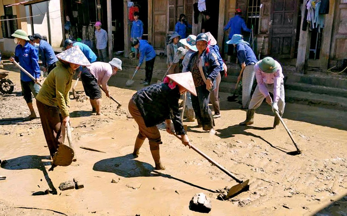 Vỡ kè chống lũ, bùn đất tràn vào hai trường học Nghệ An