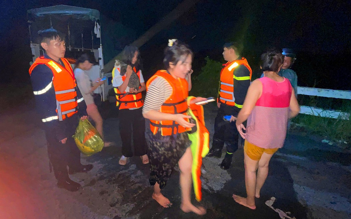 TP.HCM giải cứu 12 người dân khỏi vùng nước ngập