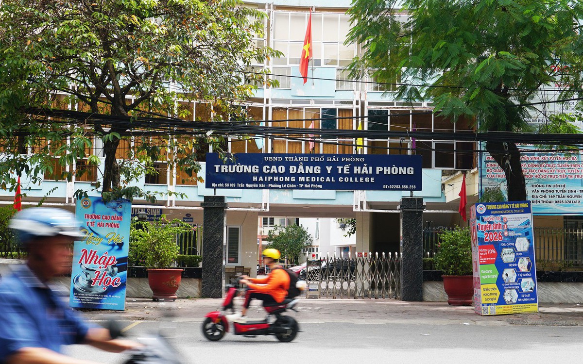 Hiệu trưởng nói lệ phí lễ tốt nghiệp là ‘tự nguyện’ nhưng lại ra thông báo ‘cào bằng’ nửa triệu đồng