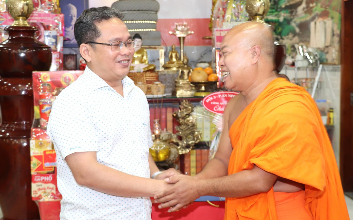 Lãnh đạo Mặt trận Tổ quốc TP.HCM thăm các chùa Khmer dịp lễ Sen Dolta