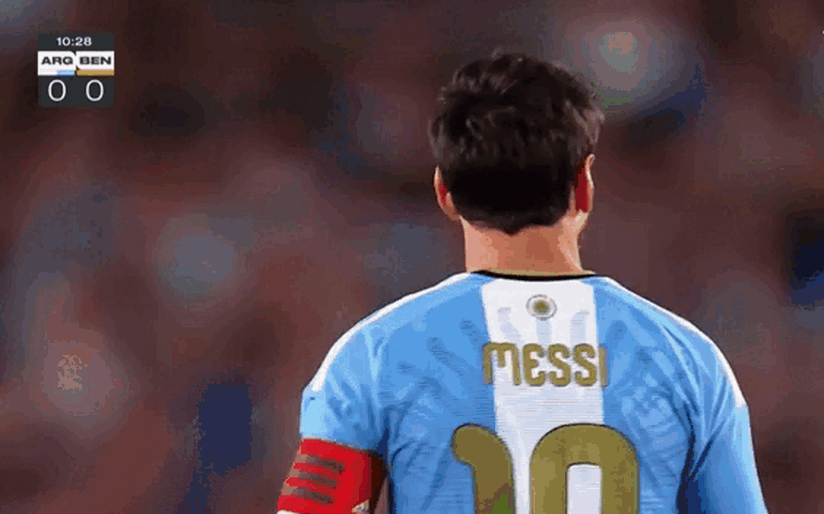 Video phút thứ 10 trận đấu tạm dừng khiến Messi ngơ ngác, toàn thể khán giả tri ân siêu sao