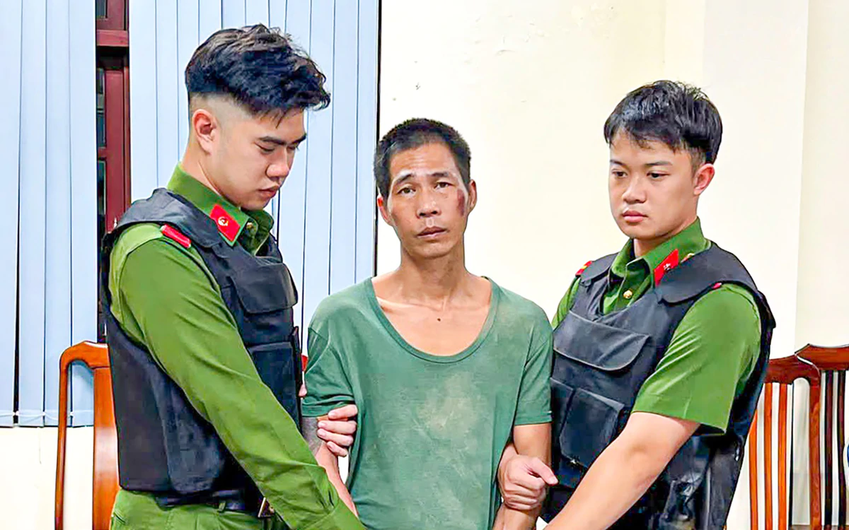 Bắt bị can lẩn trốn trong rừng, luôn mang súng để chống trả công an