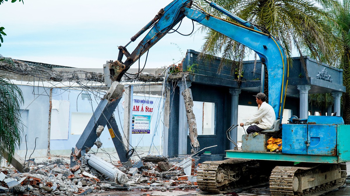 Chủ biệt thự 'đẹp nhất Cà Mau' bắt đầu tháo dỡ công trình vi phạm