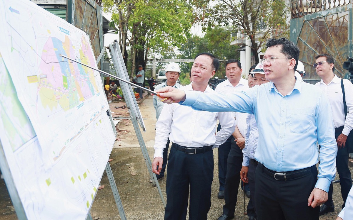 Cao tốc TP.HCM - Mộc Bài bàn giao gần 99% mặt bằng, lãnh đạo thành phố yêu cầu hoàn tất phần còn lại trong tháng 10