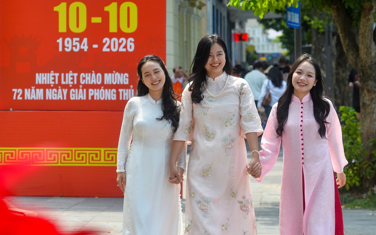 Người Hà Nội tìm góc đẹp, chụp ảnh mừng ngày Giải phóng Thủ đô