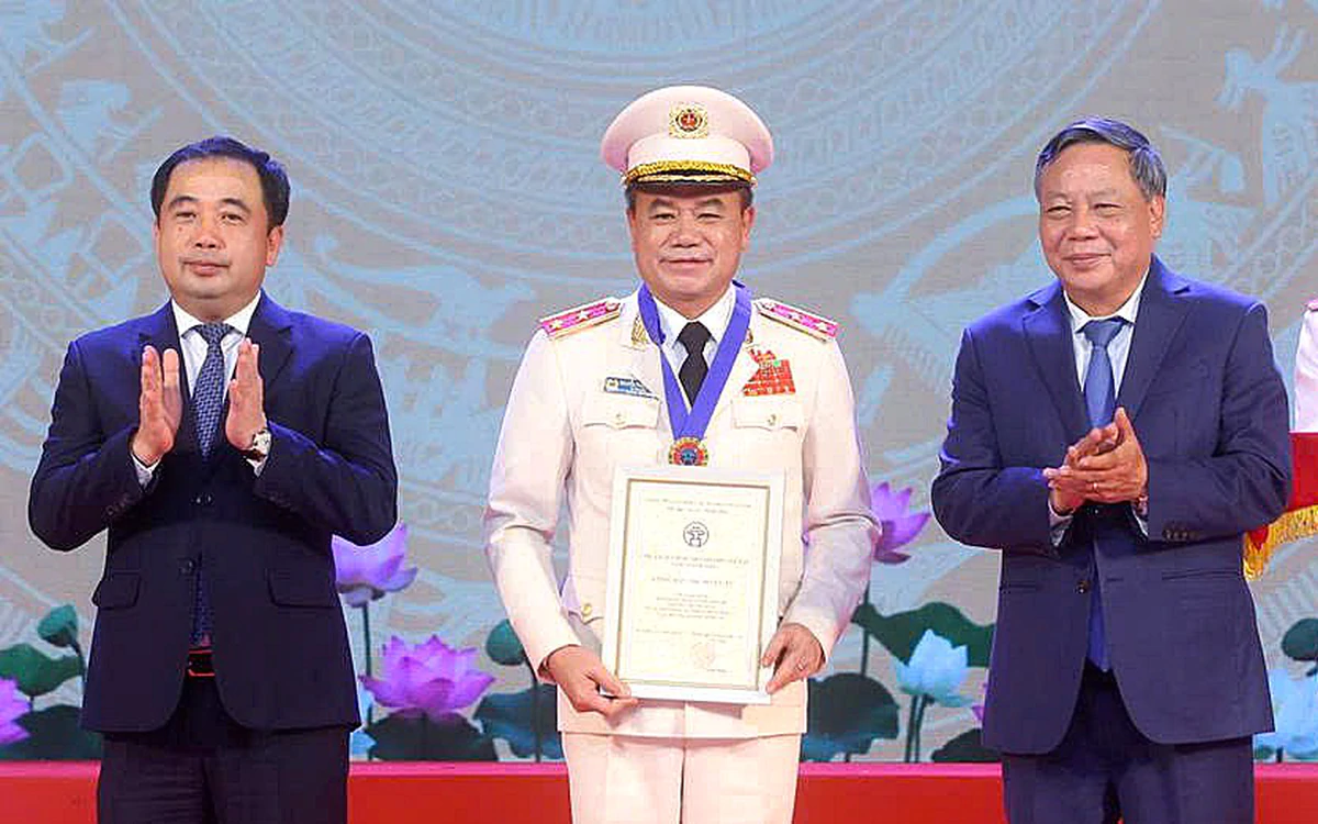 Giám đốc Công an TP Hà Nội và 8 cá nhân nhận danh hiệu Công dân Thủ đô ưu tú