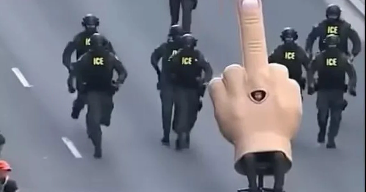 Thực hư video hài hước đặc vụ ICE đuổi theo ghế 'giơ ngón giữa' ở Minneapolis
