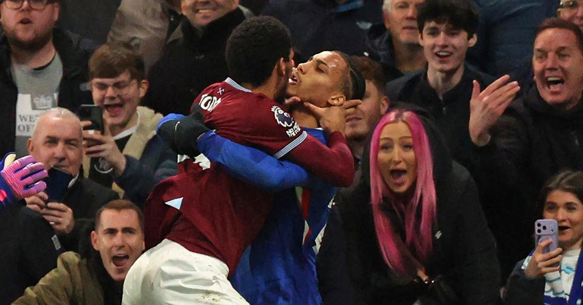 Trung vệ West Ham lao tới bóp cổ 'ngôi sao' Chelsea