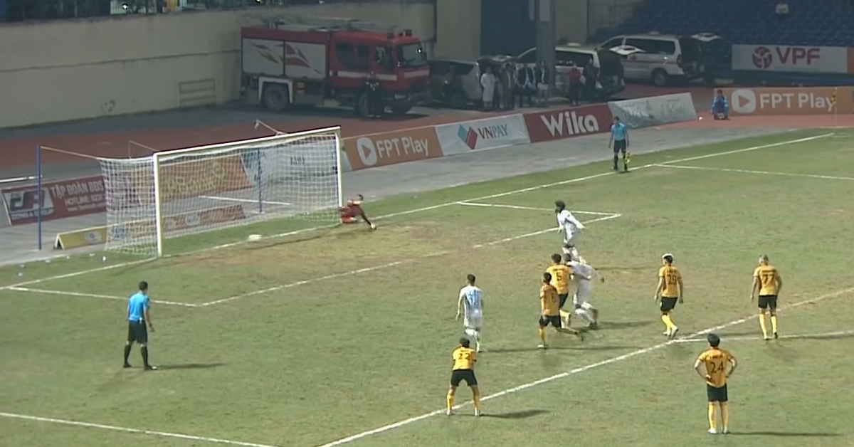 Video: Xuân Son sút hỏng phạt đền khiến Thép Xanh Nam Định hòa đáng tiếc