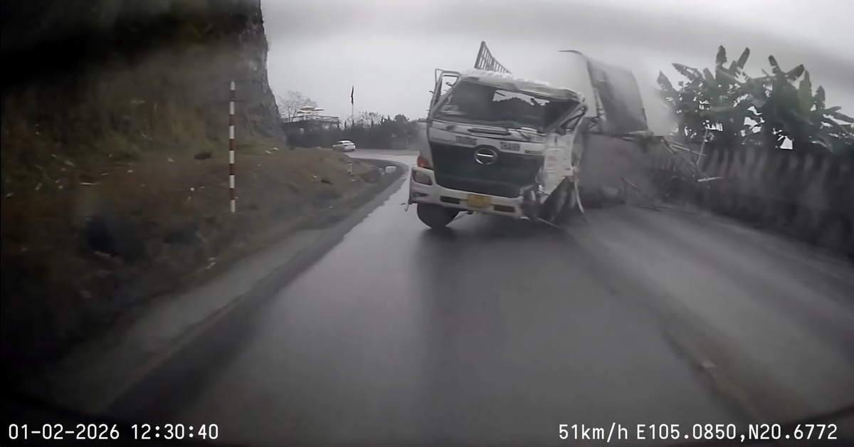 Xe tải nghi mất phanh khi đổ đèo Đá Trắng, lạng lách qua loạt xe rồi đâm vào vách núi