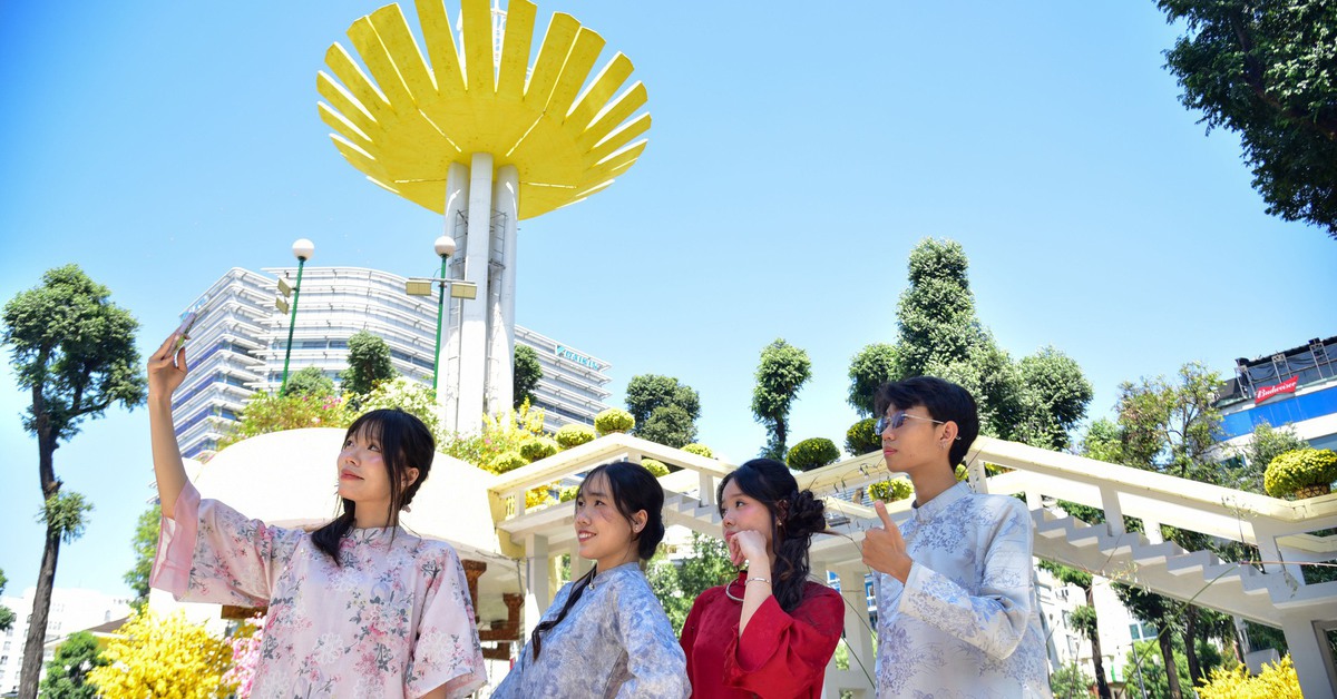 Hồ Con Rùa tươi mới sau hơn 10 ngày chỉnh trang, thành điểm check-in tấp nập trước Tết