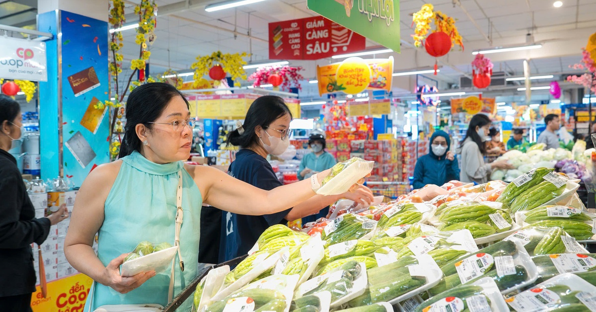 Người dân bắt đầu sắm Tết, các siêu thị khuyến mãi ra sao?