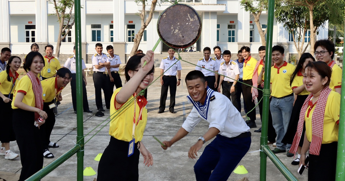 Đem hương xuân đến với chiến sĩ hải quân