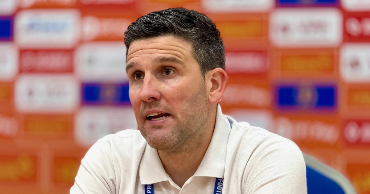 HLV Ninh Bình đập bàn, chỉ trích trọng tài sau trận thua Công An Hà Nội