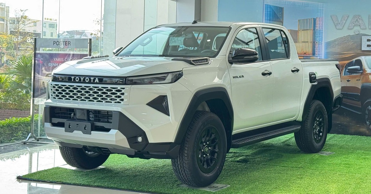 'Toyota Hilux ăn điểm khi giống Prado, giá mềm nhưng còn điểm trừ khó đấu Ford Ranger'