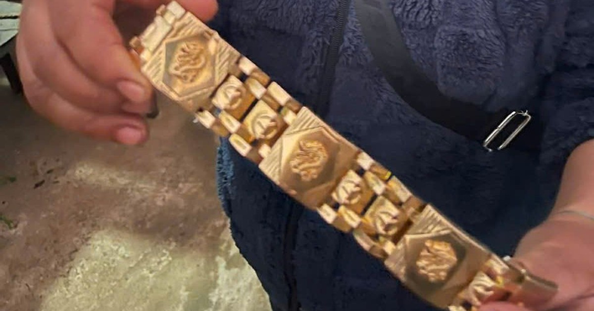 Nhặt được lắc vàng dài gần gang tay, người bán hàng rong trả lại người đánh rơi