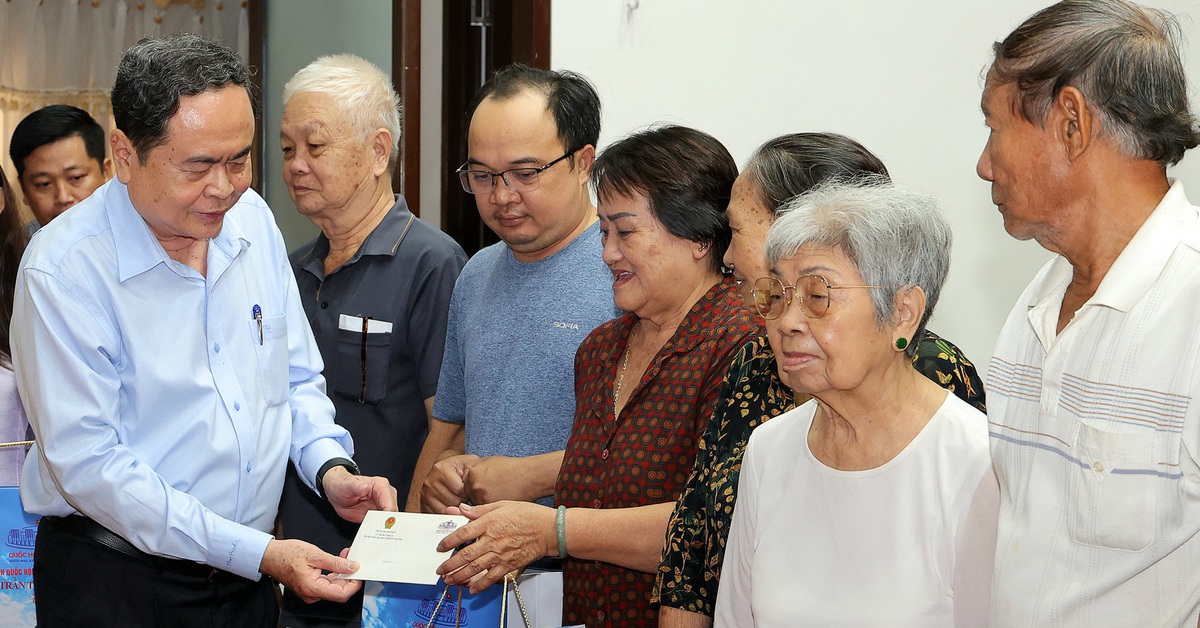 Chủ tịch Quốc hội, Bộ trưởng Bộ Nội vụ trao quà Tết tại Cần Thơ