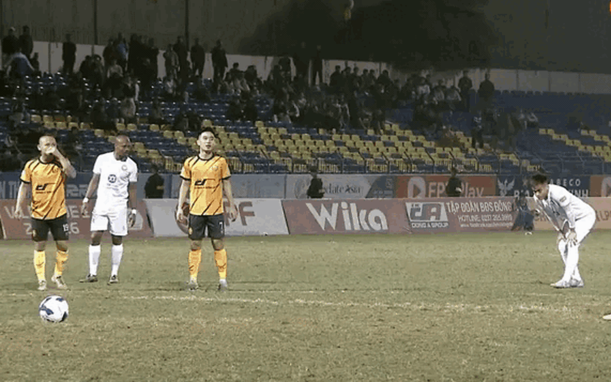 Video: Xuân Son sút hỏng phạt đền khiến Thép Xanh Nam Định hòa đáng tiếc