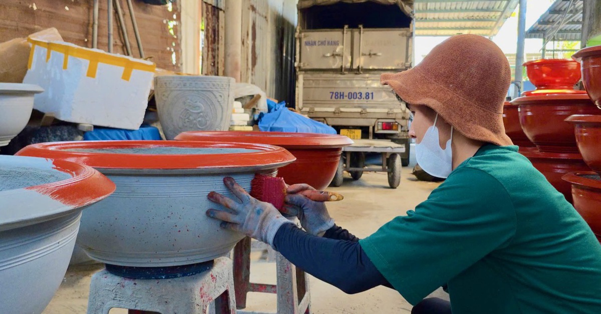 Cận Tết, làng đúc chậu cảnh ở Phú Yên cũ tất bật ngày đêm, xưởng chạy hết công suất