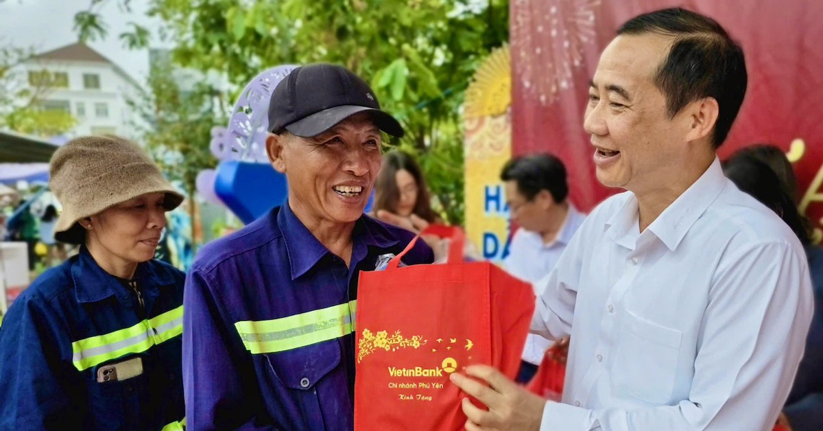 Được lãnh đạo trao quà Tết, dân vùng lũ và công nhân môi trường ấm lòng