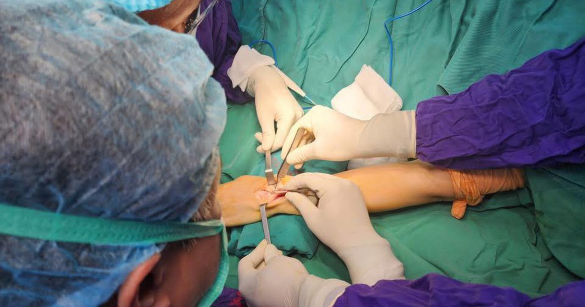 Không gãy xương cổ tay mà vẫn không cầm nắm được, coi chừng trật khớp nguy hiểm