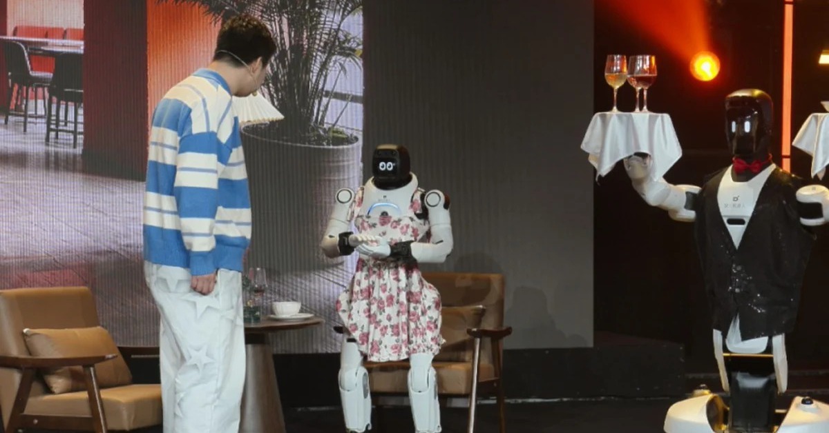 Robot hình người múa võ kungfu, diễn kịch, khuấy động các bữa tiệc tại Trung Quốc