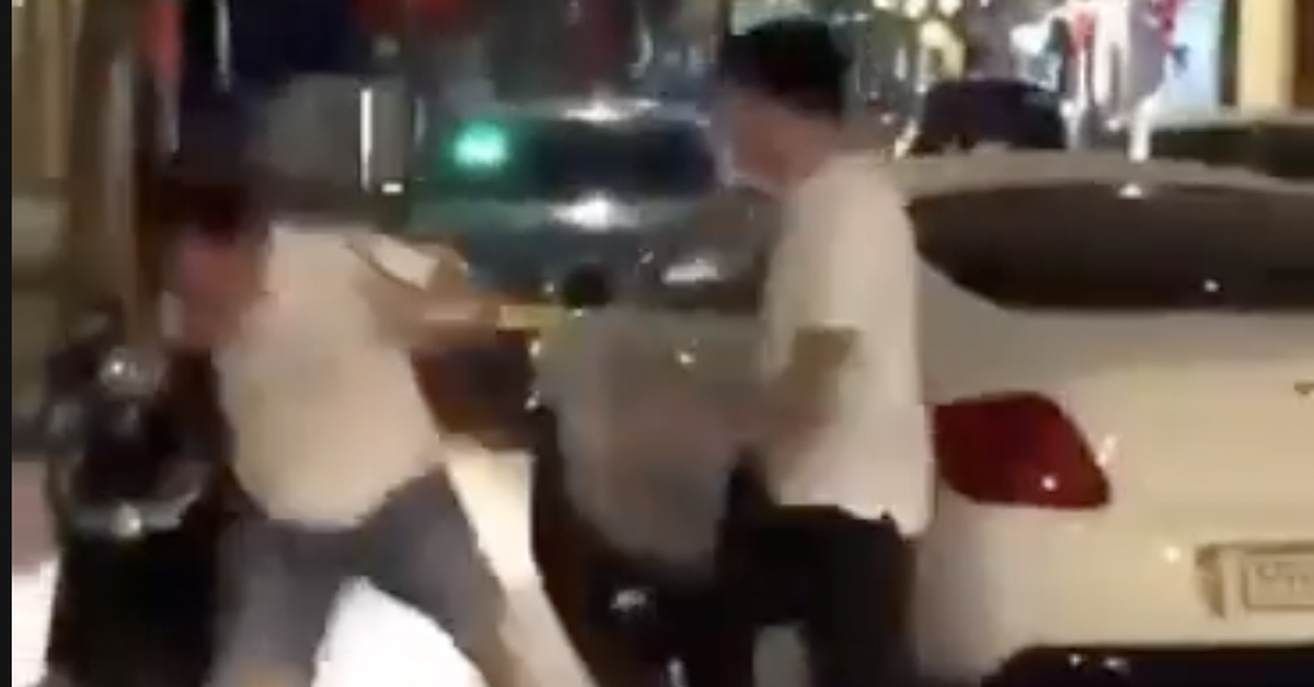 Va chạm xe Bentley, một người bị rượt đuổi hành hung giữa đường ở trung tâm TP.HCM