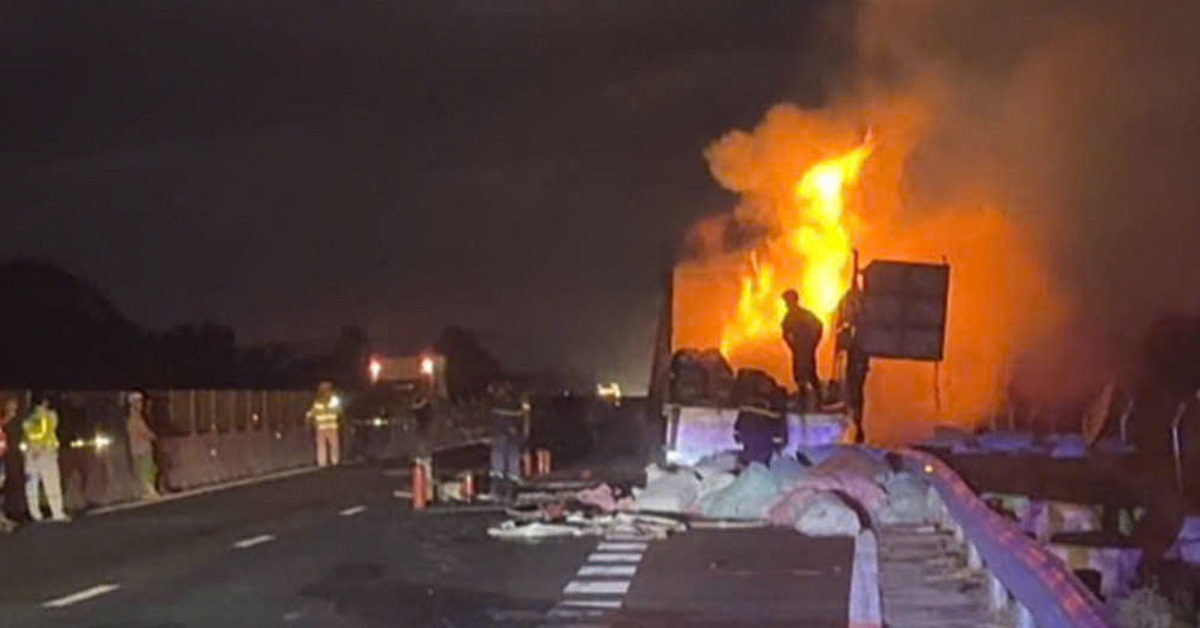 Cháy xe tải trên cao tốc Vĩnh Hảo - Phan Thiết, cấm xe tại nút giao Chợ Lầu