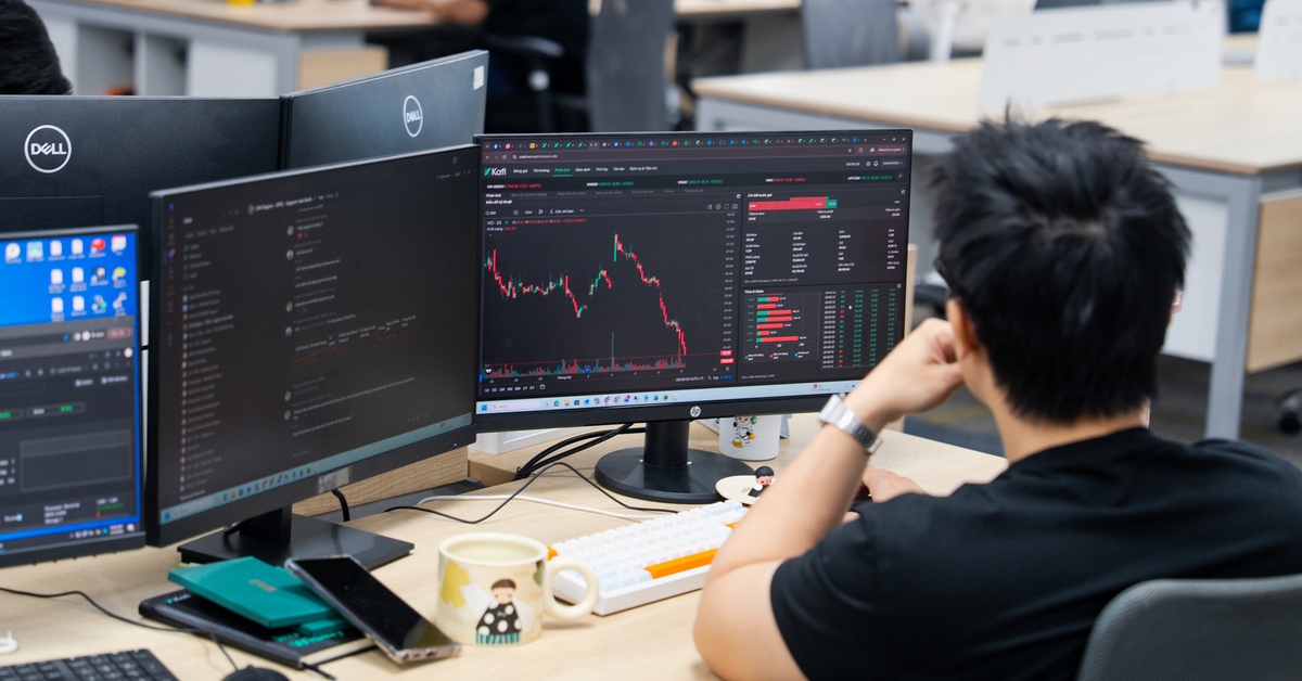 VN-Index 'đỏ lòng', loạt cổ phiếu vốn hóa lớn sàn trắng bên mua