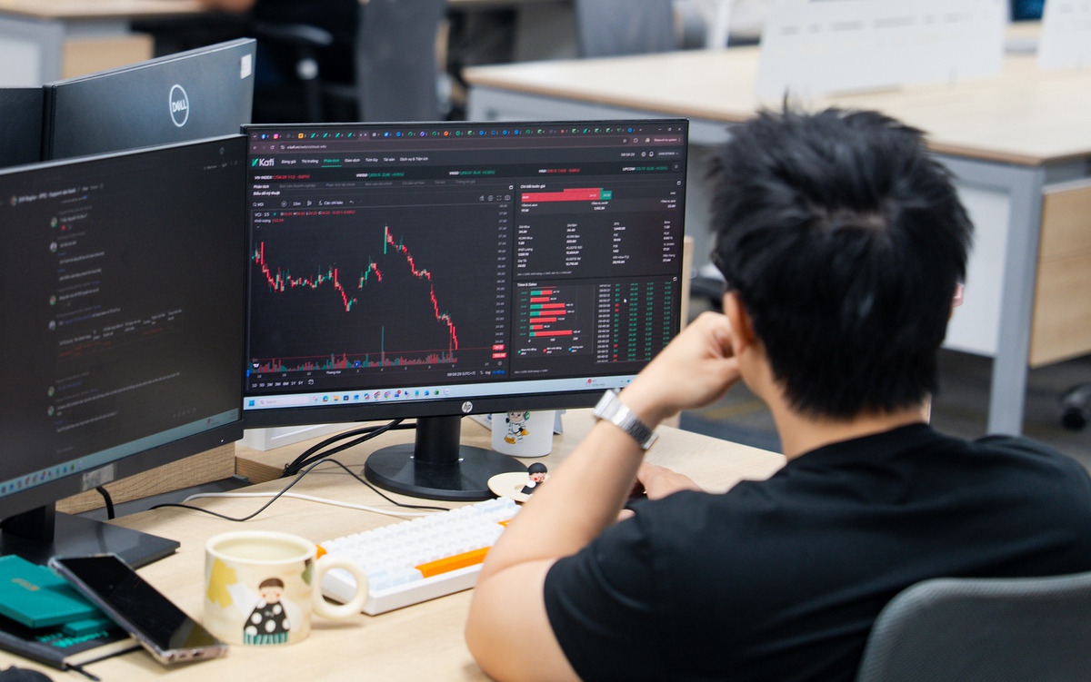 VN-Index 'đỏ lòng', loạt cổ phiếu vốn hóa lớn sàn trắng bên mua