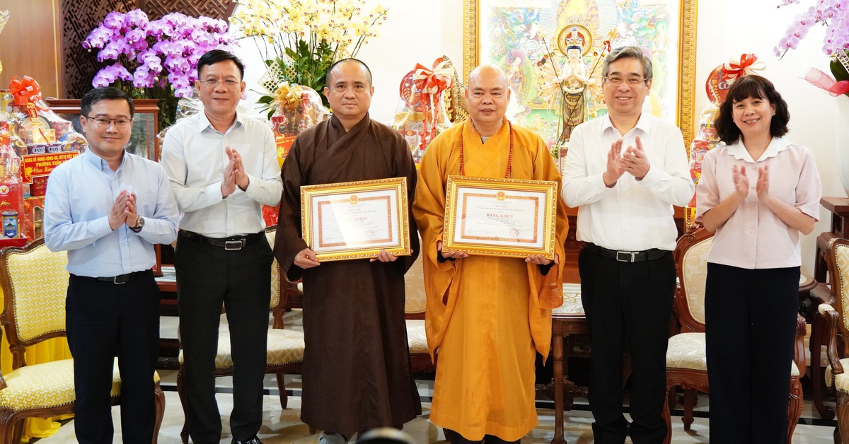 Phó bí thư Thành ủy Nguyễn Phước Lộc trao bằng khen cho trụ trì chùa Vĩnh Nghiêm