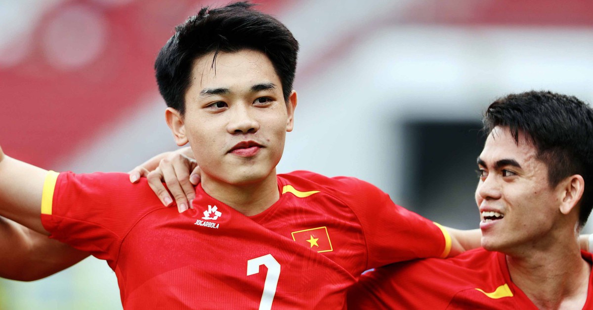 Trong bóng đá hiện đại, đừng yêu cầu Đình Bắc 'ngoan' như Khuất Văn Khang