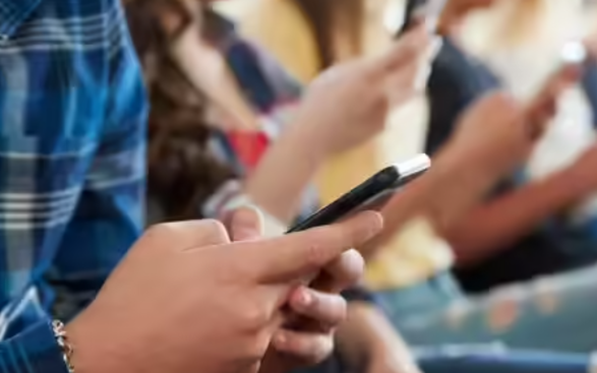 Meta, YouTube hầu tòa vì 'thiết kế gây nghiện' cho trẻ em