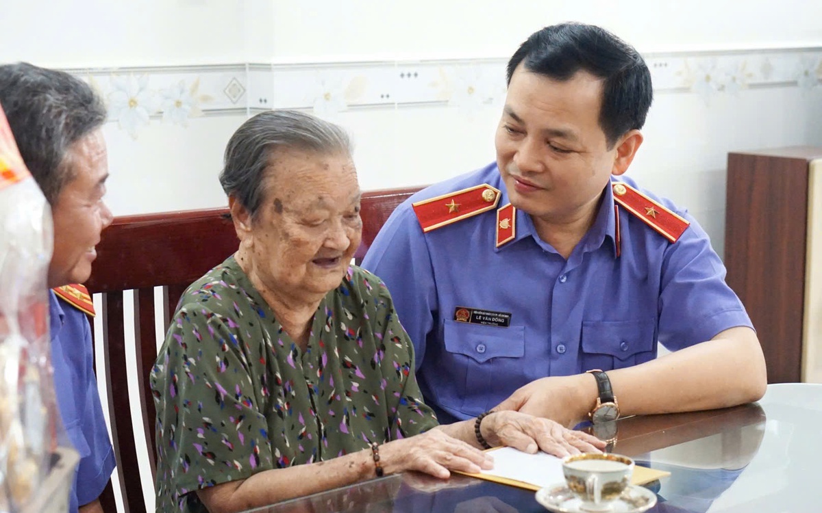 Viện trưởng VKSND TP.HCM Lê Văn Đông thăm, chúc Tết Mẹ Việt Nam anh hùng và 96 gia đình chính sách