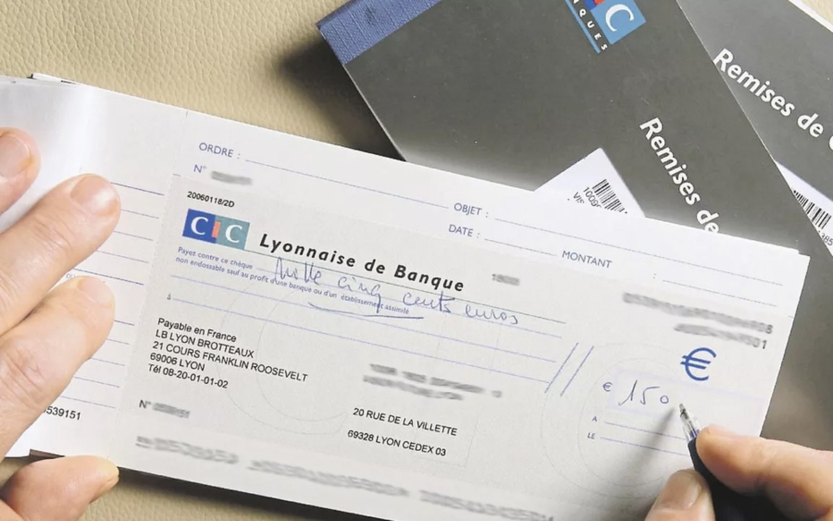 Pháp đẩy nhanh lộ trình chấm dứt thanh toán bằng séc