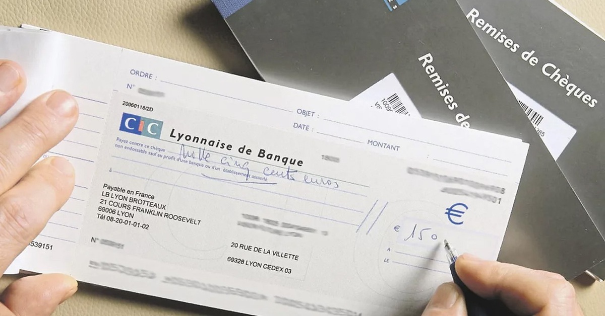 Pháp đẩy nhanh lộ trình chấm dứt thanh toán bằng séc