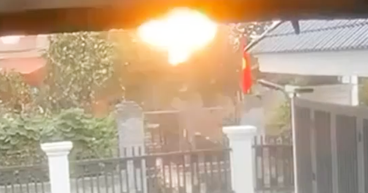 Khoảnh khắc tầng 2 ngôi nhà đổ sập sau tiếng nổ lớn làm một người chết