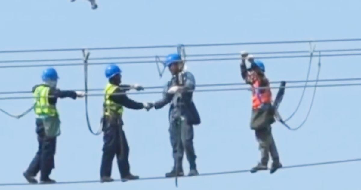 Video công nhân Trung Quốc và Lào bắt tay trên lưới điện 500kV thời khắc đấu nối