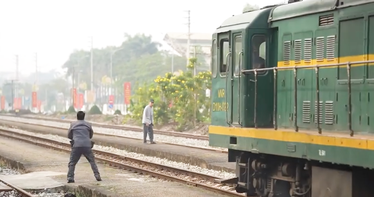 Giây phút nhân viên gác chắn lao ra báo động, một người thoát chết trước mũi tàu