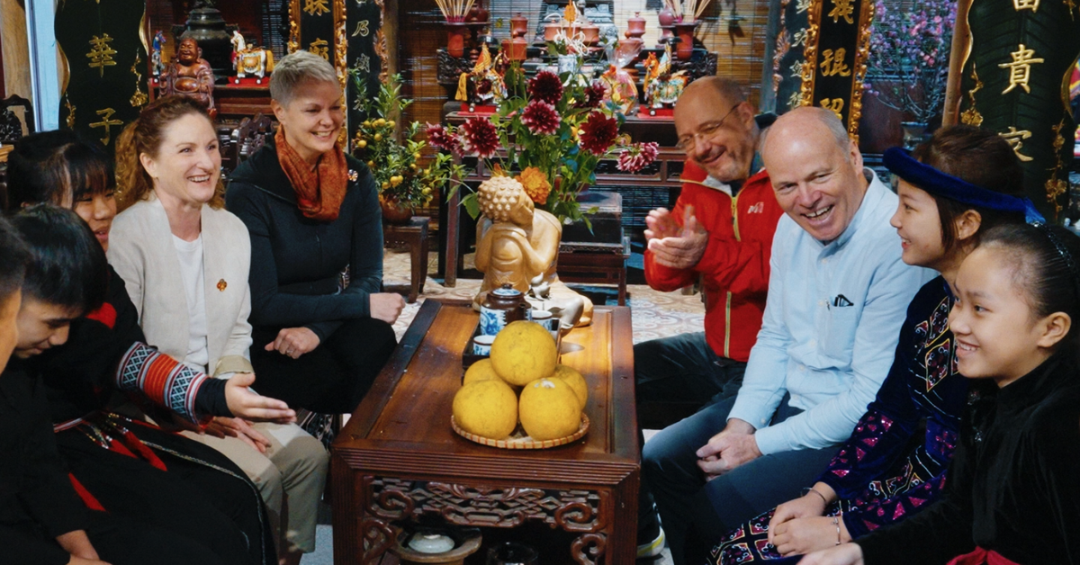 4 đại sứ tại Việt Nam cùng chúc Tết, gửi thông điệp về quyền trẻ em qua trái bóng tròn