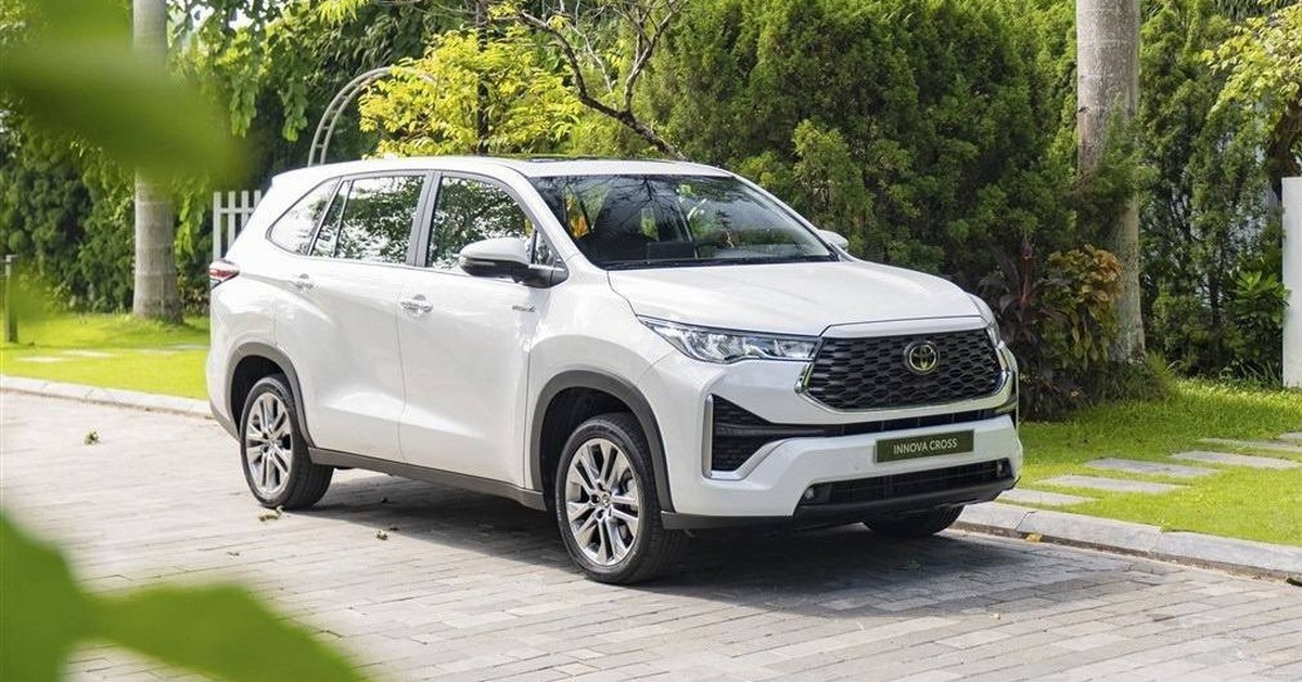 Tin tức giá xe: Toyota Innova Cross hybrid giảm niêm yết hàng chục triệu, rẻ hơn Custin bản 'full'