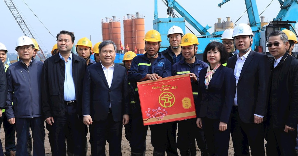 Chủ tịch Hà Nội chúc Tết các đơn vị, thị sát dự án cầu Tứ Liên