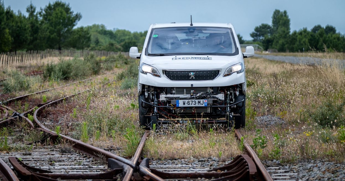 Xe điện hoán cải thành 'tàu hỏa': Chạy trên đường ray bỏ hoang, cho phép gọi xe như Grab, Xanh SM