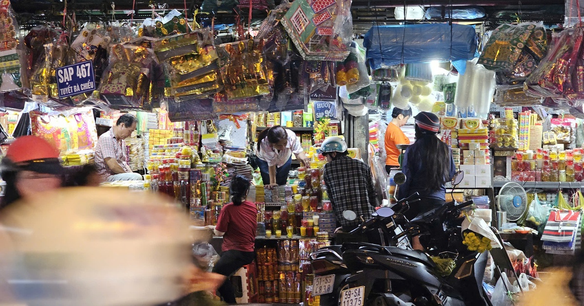 Chợ đồ cúng ông Công ông Táo trầm lắng, tiểu thương ngóng khách tới giờ chót