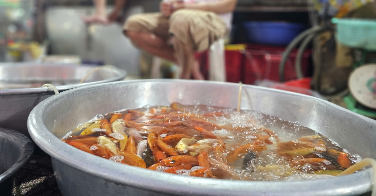 Chợ đồ cúng ông Công ông Táo trầm lắng, tiểu thương ngóng khách tới giờ chót