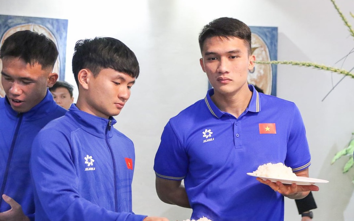 Vì sao cầu thủ trẻ không nên ăn buffet?