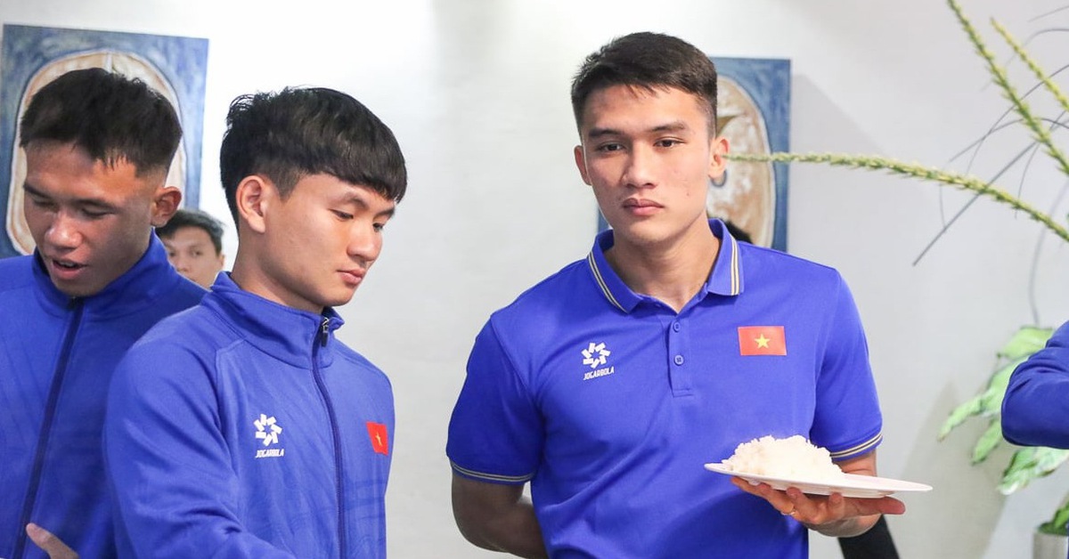 Vì sao cầu thủ trẻ không nên ăn buffet?