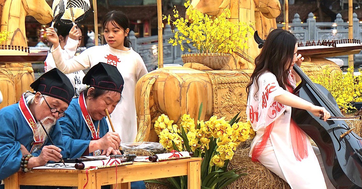 ‘Ông đồ’ già ngồi viết thư pháp bên nhạc DJ và vũ công nhảy múa